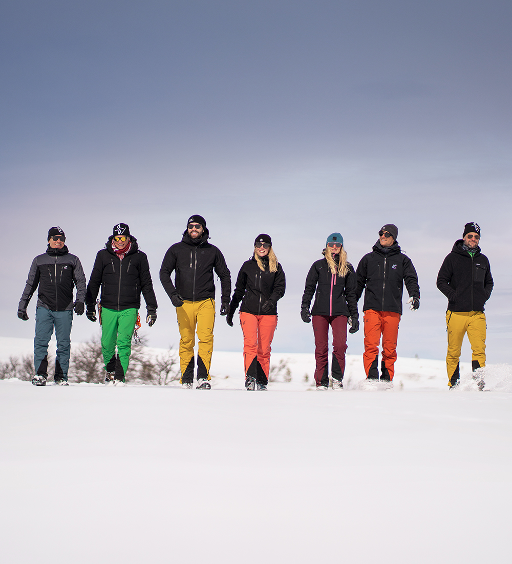 This is the alternative text of an images with a crew of amazing revolutionaries walk on a straight line in Sälen.